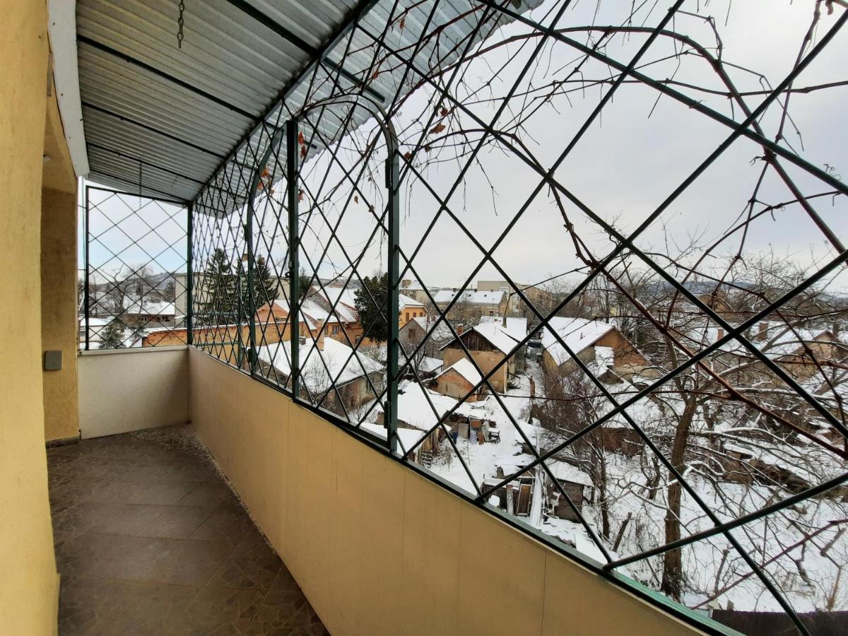 Двокімнатна Квартира Біля Басейну Berehove  Exterior foto